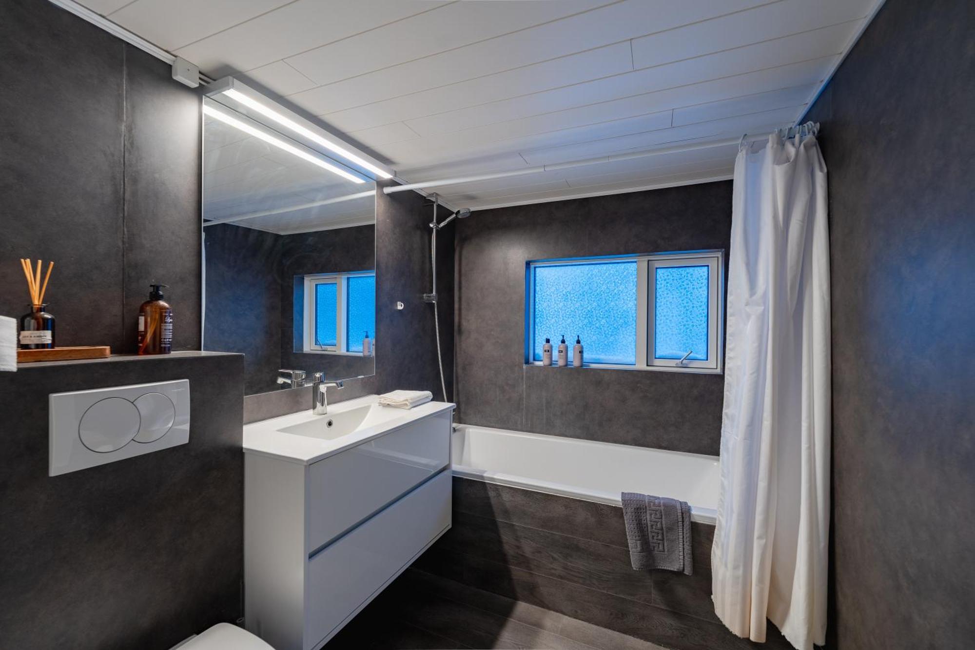 Day Dream Central Akureyri Three Bedroom Apt エクステリア 写真